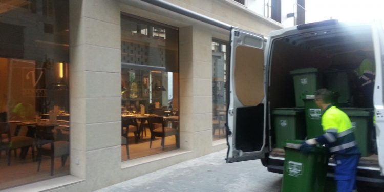 L’ajuntament prepara el servici ‘porta a porta’ de recollida de cartó, residus i vidre en comerços i hostaleria per a la pròxima fase de desescalada