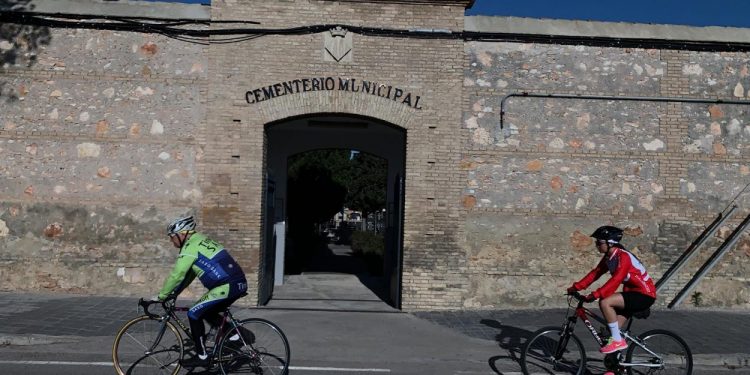 Reobrin els cementeris municipals i es flexibilitzen les limitacions en funerals i vetlatoris