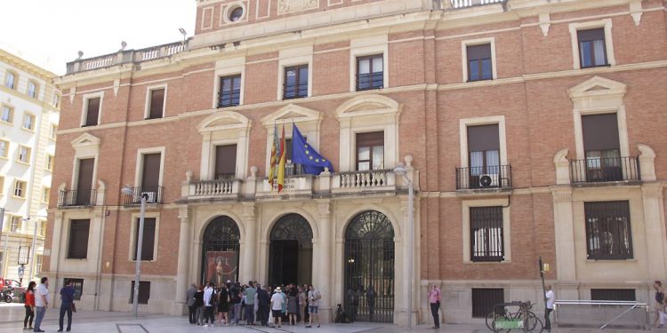 La Diputació recorda les víctimes del nazisme i aprova un manifest per a «honrar la memòria dels que tant han fet pels nostres drets»