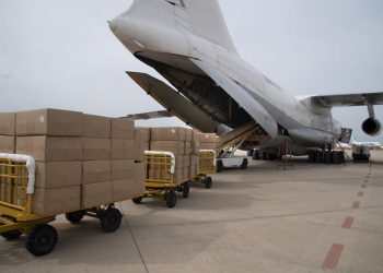 Aterra en l’aeroport de Castelló l’avió amb les 370.000 màscares adquirides pels ajuntaments sota la coordinació de la Diputació  