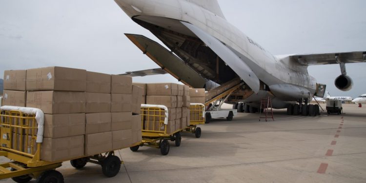 Aterra en l’aeroport de Castelló l’avió amb les 370.000 màscares adquirides pels ajuntaments sota la coordinació de la Diputació