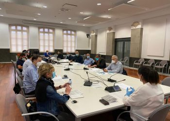 La regidora d’Espai Públic, Lucia Beamud, s’ha reunit amb representants de l’Associació d’Empresaris d’Hostaleria de la Platja de les Arene