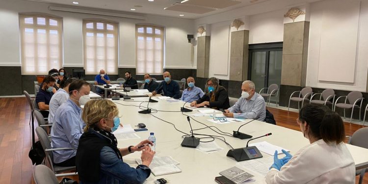 La regidora d’Espai Públic, Lucia Beamud, s’ha reunit amb representants de l’Associació d’Empresaris d’Hostaleria de la Platja de les Arene