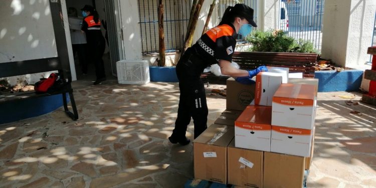 La Diputació transporta aliments per a famílies necessitades de Peníscola en col·laboració amb la Generalitat, l’Ajuntament i Creu Roja