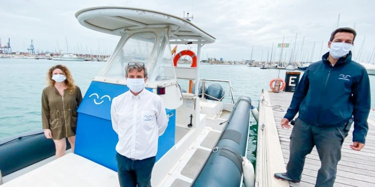 La Marina de València regala mascaretes personalitzades als amarristes