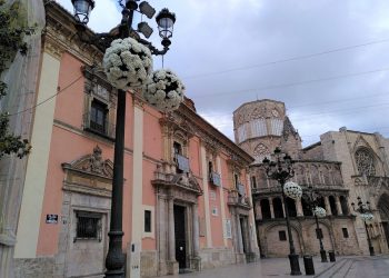 L’Ajuntament de València ha instal·lat a la Plaça de la Mare de Déu, els ornaments florals propis per als actes festius de la Mare de Déu dels Desemparats