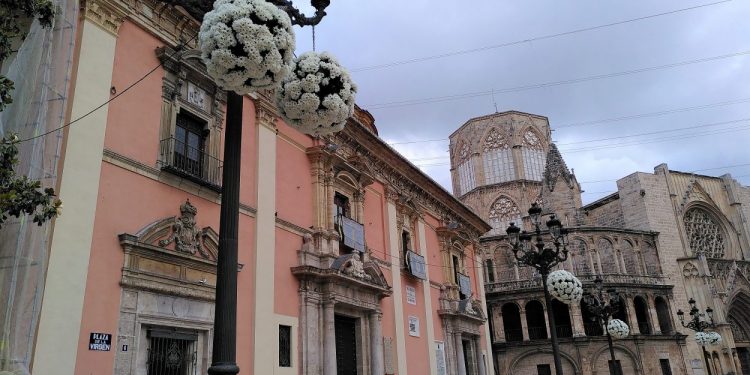 L’Ajuntament de València ha instal·lat a la Plaça de la Mare de Déu, els ornaments florals propis per als actes festius de la Mare de Déu dels Desemparats