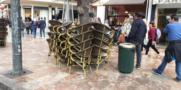 Les terrasses de la Plaça de l’Ajuntament mantenen el mateix tamany i abaixen a la calçada