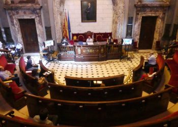 València farà una campanya específica perquè la ciutadania no tire els guants i mascaretes a la via pública