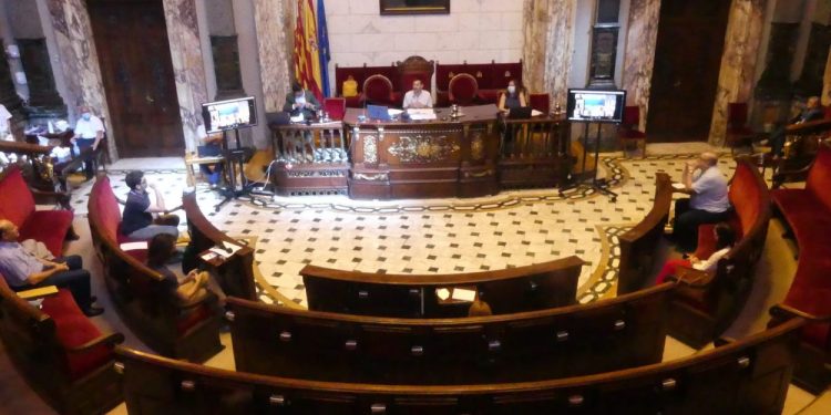 València farà una campanya específica perquè la ciutadania no tire els guants i mascaretes a la via pública