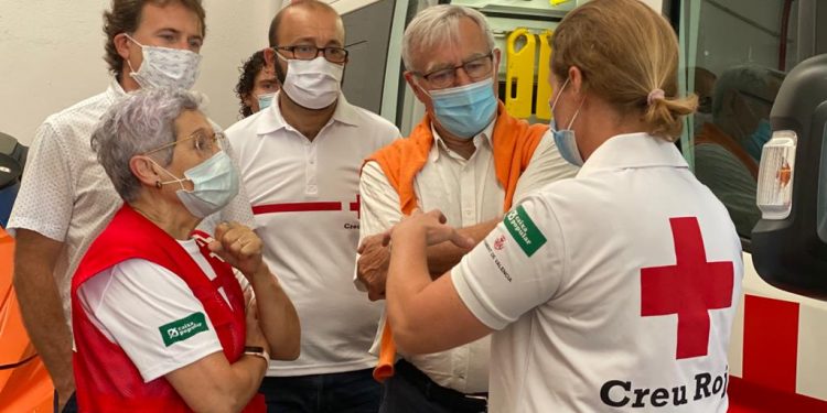 L’Ajuntament ha reforçat enguany el tradicional dispositiu de salvament de Creu Roja amb un contingent d’almenys 40 informadors a peu de platja