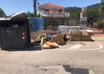 Cs La Barraca d’Aigües Vives denuncia l’acumulació de fem en els contenidors