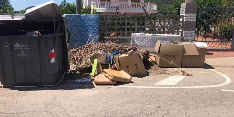 Cs La Barraca d’Aigües Vives denuncia l’acumulació de fem en els contenidors