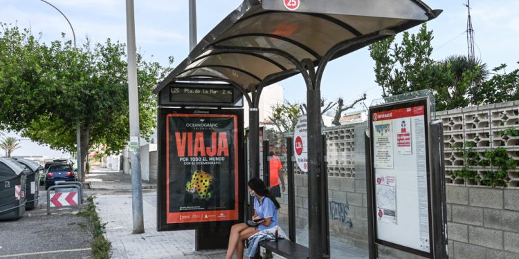 Dos parades d’emt en el Perellonet incorporen panells informatius de temps d’arribada