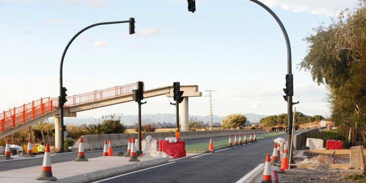 Mobilitat sostenible instal·la semàfors per a regular el pas alternatiu de vehiclES AL PALMAR