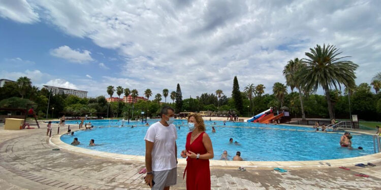 La regidora Pilar Bernabé ha visitat hui la Piscina de Natzaret i les de Benicalap
