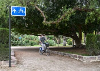 Mobilitat sostenible regularitza l’itinerari ciclista per creuar els Jardins del Real
