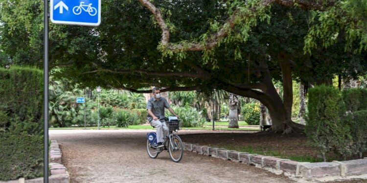 Mobilitat sostenible regularitza l’itinerari ciclista per creuar els Jardins del Real