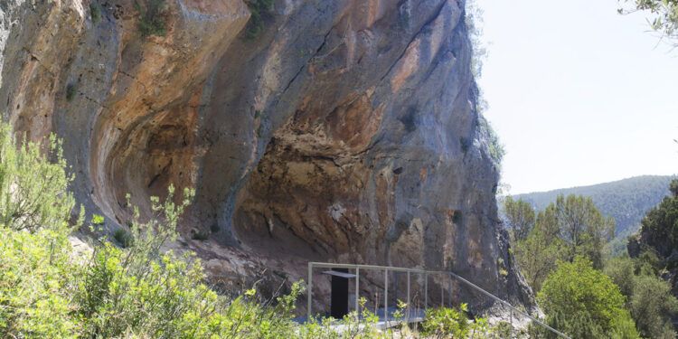 L’IVCR+i i la Universitat d’Alacant investiguen els pigments utilitzats en les pintures rupestres de les coves de l’Araña a Bicorp