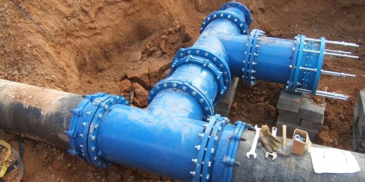 L’ajuntament instal·la una vàlvula motoritzada en la xarxa d’aigua potable al pont Nou D’Octubre per millorar l’abastiment