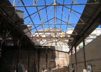 L’ajuntament retira el fibrociment d’amiant de la nau del carrer Noguera a la Creu del Grau