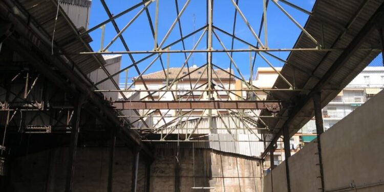 L’ajuntament retira el fibrociment d’amiant de la nau del carrer Noguera a la Creu del Grau