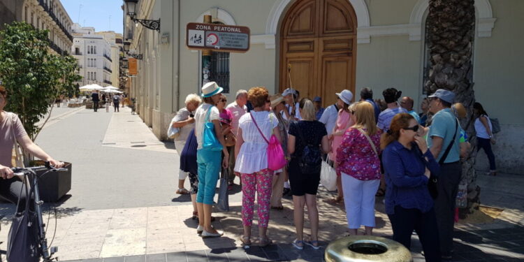 Les rutes guiades gratuïtes «turista per un dia» tornen amb la mar com a primer escenari