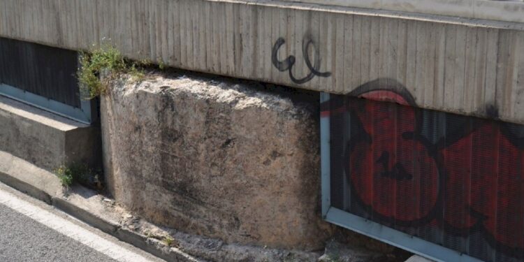Comencen els treballs per a restaurar la part de la muralla protegida del túnel de Blanqueries, danyada durant la neteja d’un graffiti