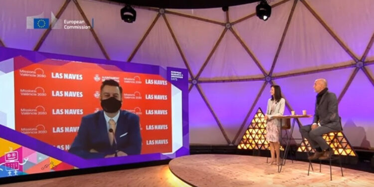 Crítiques al regidor Carlos Galiana per fer «playback»; en anglés per a presentar València com a Capital «Innovació