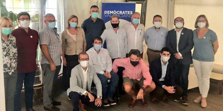 El valencianisme centrista lliga aliances polítiques per l’autogovern amb trellat commemorant el Nou D’Octubre