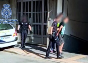 Detingut un home per la mort a colps d’un sense sostre a Benidorm i a un altre per encobrir-ho