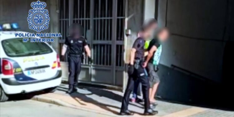 Detingut un home per la mort a colps d’un sense sostre a Benidorm i a un altre per encobrir-ho
