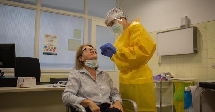 La Comunitat Valenciana suma deu morts, 1.060 nous contagis i 49 brots