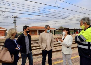 Cantó viatja amb tren fins a Massalfassar per a denunciar l’abandó de la rodalia i exigir més inversión