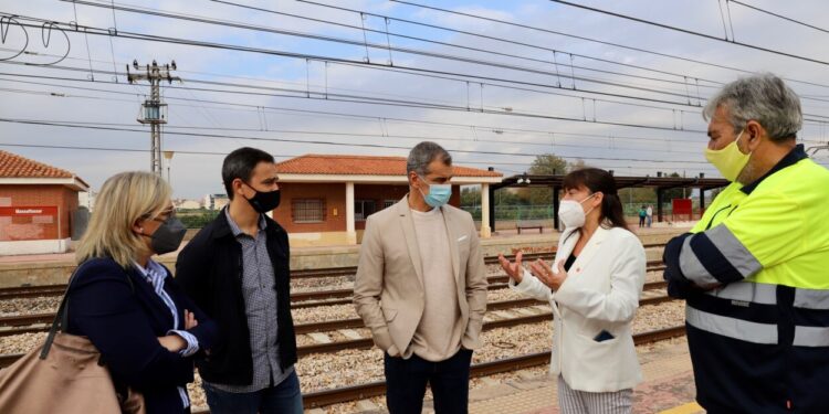 Cantó viatja amb tren fins a Massalfassar per a denunciar l’abandó de la rodalia i exigir més inversión