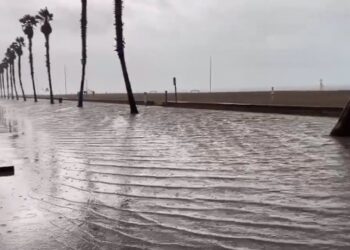 El temporal inunda el passeig marítim de la Patacona, a Alboraia