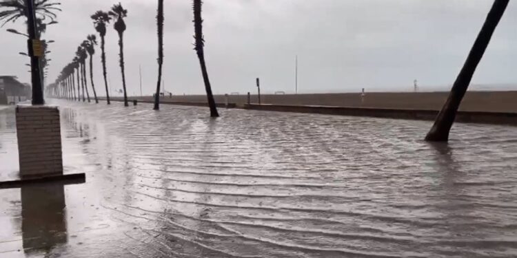 El temporal inunda el passeig marítim de la Patacona, a Alboraia