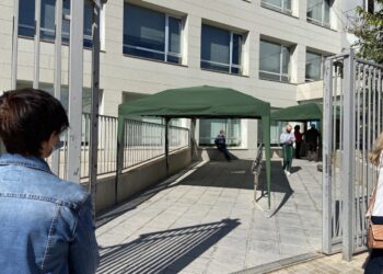 ‘Ajuntament d’Alboraia ha instal·lat unes carpes en l’exterior del Centre de Salut Els Furs