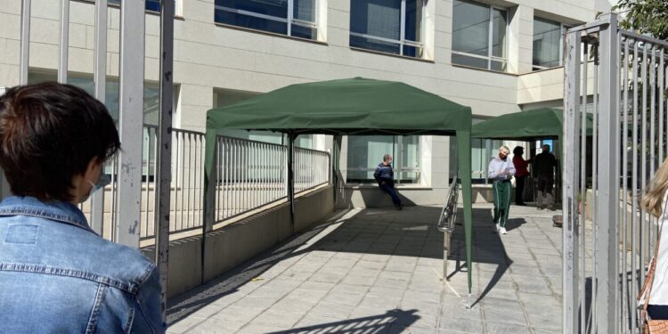 ‘Ajuntament d’Alboraia ha instal·lat unes carpes en l’exterior del Centre de Salut Els Furs