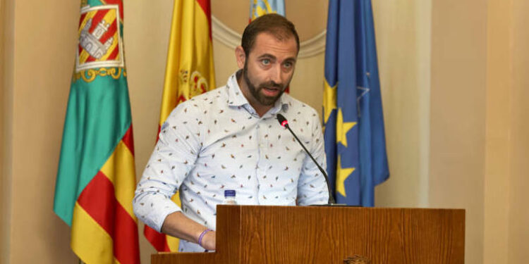 El regidor d’Esports i Festes de l’Ajuntament de Castelló, Omar Braina, guarda quarantena preventiva en el seu domicili