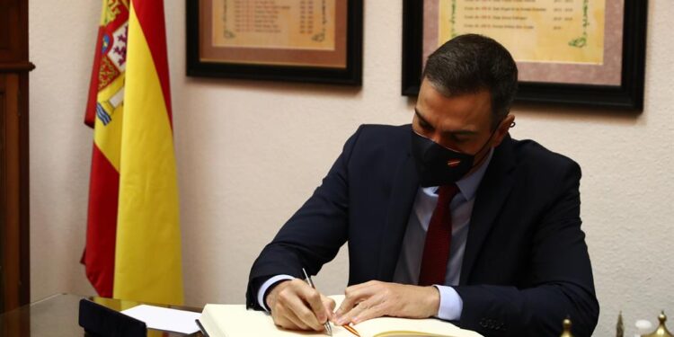 Sánchez diu que les campanyes de vacunació «podrien estar» en sis mesos, per a la fi de l’estat d’alarma