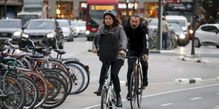 La mobilitat en bicicleta es manté durant la pandèmia mentre baixen els desplaçaments en cotxe