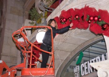 El Mercat Central col·labora amb el comerç de l’entorn amb la seua il·luminació durant el Nadal