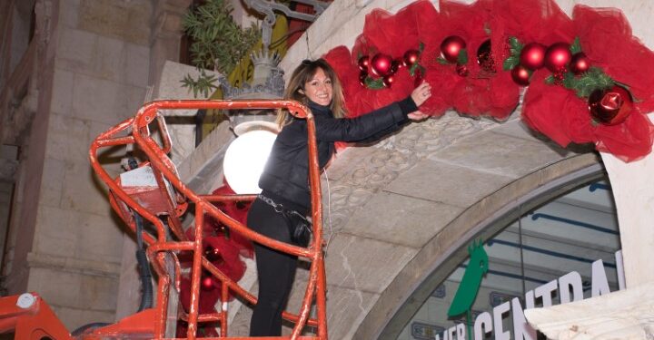El Mercat Central col·labora amb el comerç de l’entorn amb la seua il·luminació durant el Nadal