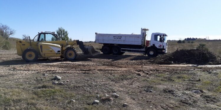 El Consorci gestor del Paisatge Protegit de la Desembocadura del riu Millars inicia la retirada d’un gran abocament antic ubicat a la vora de les llacunes artificials