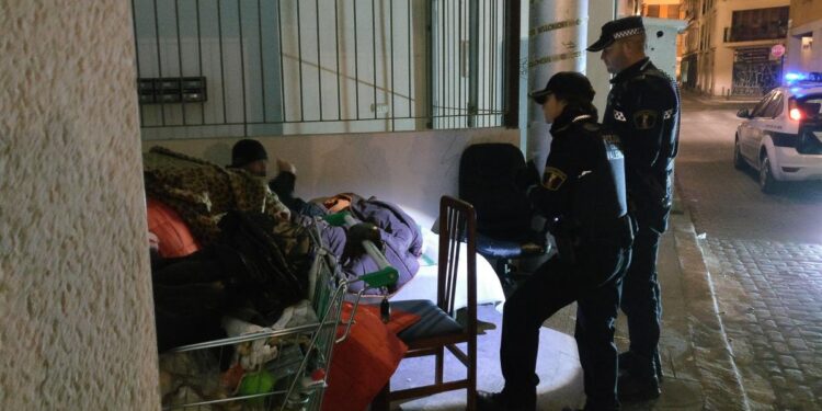 La Policia Local ha atés a més d’un centener de persones afectades per les baixes temperatures