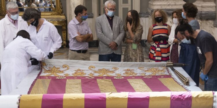 L’Ajuntament rep la Reial Senyera de 1928 restaurada i projecta encarregar una nova rèplica de l’original