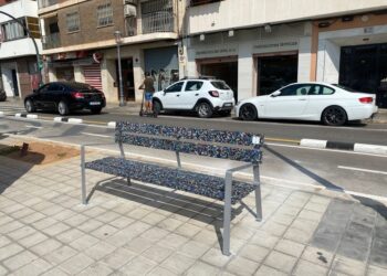 Esta setmana s’han instal·lat 36 bancs de taps reciclats en el marc del projecte ‘Entorns escolars segurs’