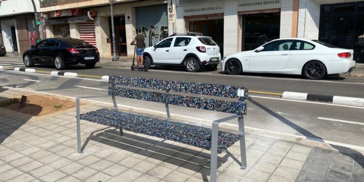 Esta setmana s’han instal·lat 36 bancs de taps reciclats en el marc del projecte ‘Entorns escolars segurs’