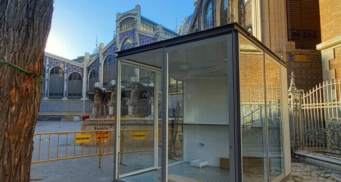 Avancen les obres de reurbanització de l’entorn del Mercat Central i s’instal·la el nou lloc de flors